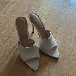 ALDO WHITE SLIP ON HEEL